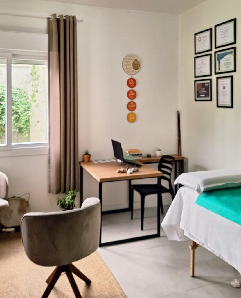 O que é Escuta Terapeutica? A Escuta Terapêutica é um espaço de acolhimento, presença e autoconhecimento, fundamentado na Psicologia Transpessoal e voltado ao desenvolvimento integral do ser. Seu propósito é favorecer a ampliação da consciência, a compreensão dos processos internos e o fortalecimento da relação consigo mesmo.