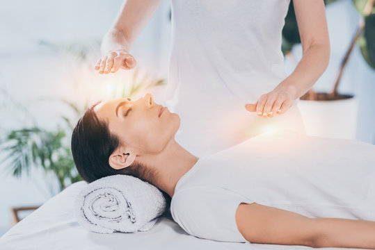 benefícios do Reiki Espiritual são diversos e vão desde a redução do estresse e da ansiedade até a melhora da qualidade do sono e do sistema imunológico.