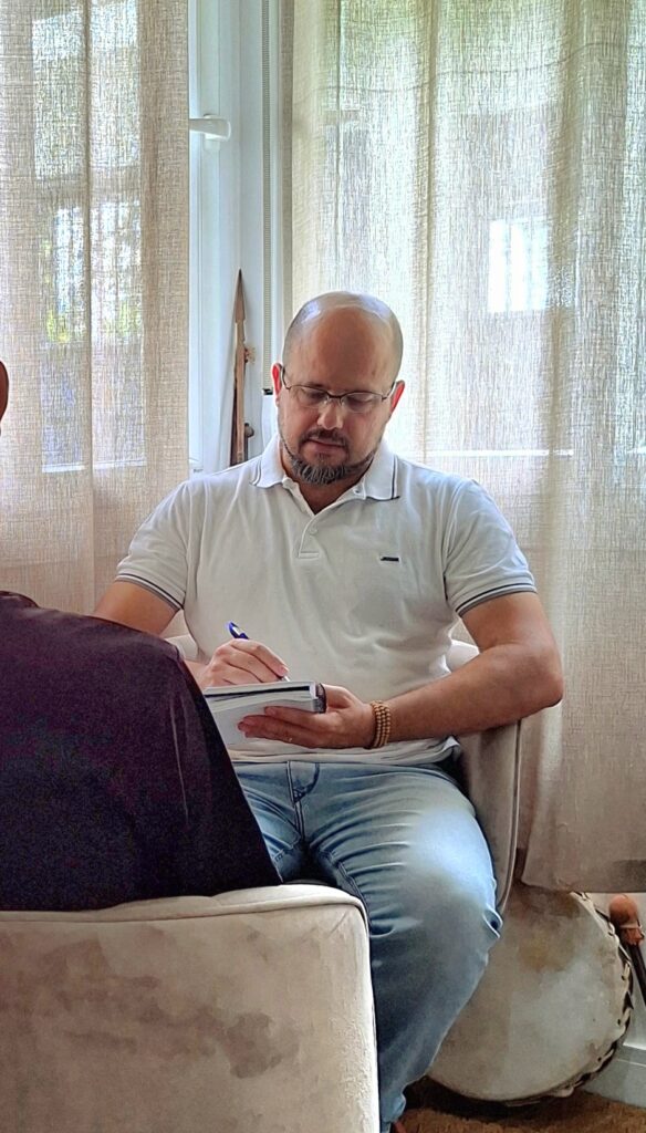 A Escuta Terapêutica oferece um espaço acolhedor para quem deseja olhar para suas experiências com mais atenção e profundidade.
- Terapias Integrativas e Holisticas